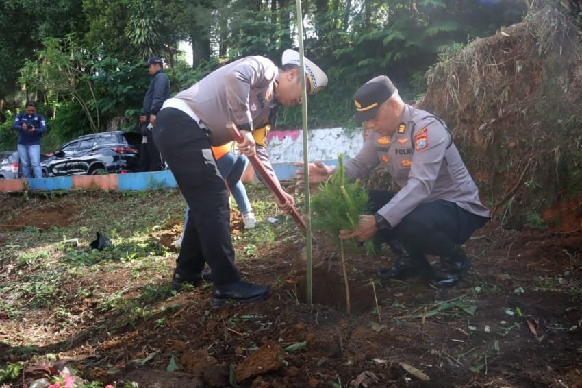 Green Policing..!! Polres Karo Tanam 30 Pohon Pinus di Bukit Gundaling..!!