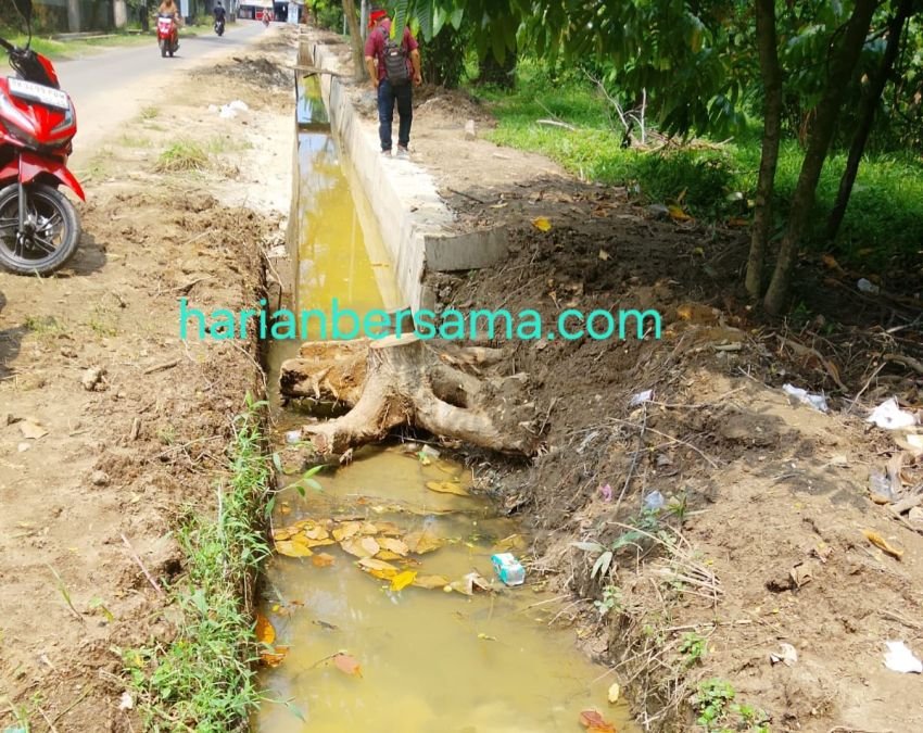 Gawatt..!! "Bobroknya" Kinerja Dinas SDABMBK Deli Serdang, Proyek Drainase Dibongkar Kembali..!!