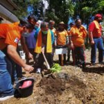 Lestarikan Lingkungan, Bupati Karo Terkelin Brahmana Tanam Pohon Alpukat di Taman Mejuah-juah