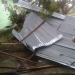 Wuss..!! Hujan Es Disertai Puting Beliung Terbangkan Atap Rumah Warga
