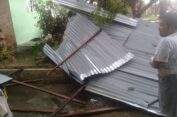 Wuss..!! Hujan Es Disertai Puting Beliung Terbangkan Atap Rumah Warga