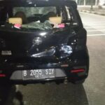 Mencekam..!! Jalan Diblokade, Kelompok Massa Berbadan Tegap Bawa Sajam dan Pistol Pukuli Mobil Warga..!!