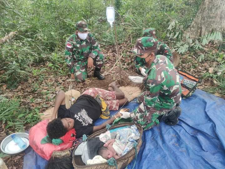 Mantap Kali TNI Inilahh..!! Biasa Tenteng Senjata, Satgas Yonif 125/Si’mbisa Jadi “Bidan” Persalinan Warga Papua..!!