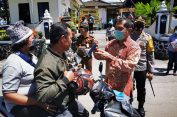 Nekat..!! Bupati Karo Stop Pengendara Sepeda Motor tak Pakai Masker..!!