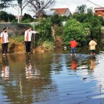 Warga Resah Jalan Tergenang Air..!! Bupati Karo Instruksikan Dinas PUPR Keringkan dan Timbun Jalan Lingkar Stadion Samura..!!