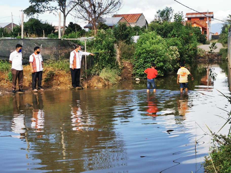 Warga Resah Jalan Tergenang Air..!! Bupati Karo Instruksikan Dinas PUPR Keringkan dan Timbun Jalan Lingkar Stadion Samura..!!