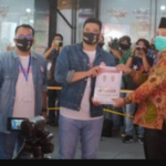 Keren Abis Broo..!! Naik Vespa, Bobby Nasution-Aulia Daftar ke KPU Medan..!!