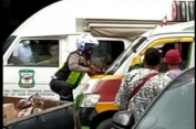 Apa Kauu..!! Mau Kau Tangkap Aku..!! Brakk..!! Sopir Angkot Siantar Tabrak Polisi..!!
