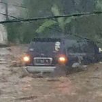Mengerikann..!! Banjir Bandang 6 Meter Menerjang..!! Rumah Ambruk, Mobil Terseret, Dua Warga Hanyut..!!