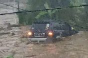 Mengerikann..!! Banjir Bandang 6 Meter Menerjang..!! Rumah Ambruk, Mobil Terseret, Dua Warga Hanyut..!!