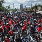 Situasi “Panas”..!! Ribuan Buruh Blokir Jalan Mau Ambil Alih Tol..!!