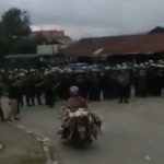 Kwekk…Kwekkk..!! Barikade Polisi Diterobos Emak-emak Bawa Bebek..!!