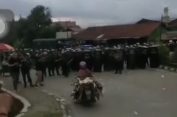 Kwekk…Kwekkk..!! Barikade Polisi Diterobos Emak-emak Bawa Bebek..!!