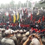 Demo Tolak UU Ciptaker Rusuh..!! Gedung Dewan Hancur Akibat “Hujan” Batu..!!
