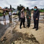 Lihat Jalan Rusak..!! Bupati, Dandim dan Kapolres Karo Spontan Berhenti Timbun Jalan Berlubang..!!