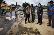 Lihat Jalan Rusak..!! Bupati, Dandim dan Kapolres Karo Spontan Berhenti Timbun Jalan Berlubang..!!