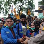 Ini Baru Paten Laee..!! GMNI, GMKI dan PMII Aksi Damai Tolak UU Cipta Kerja..!! Polisi Dihadiahi Bunga..!!