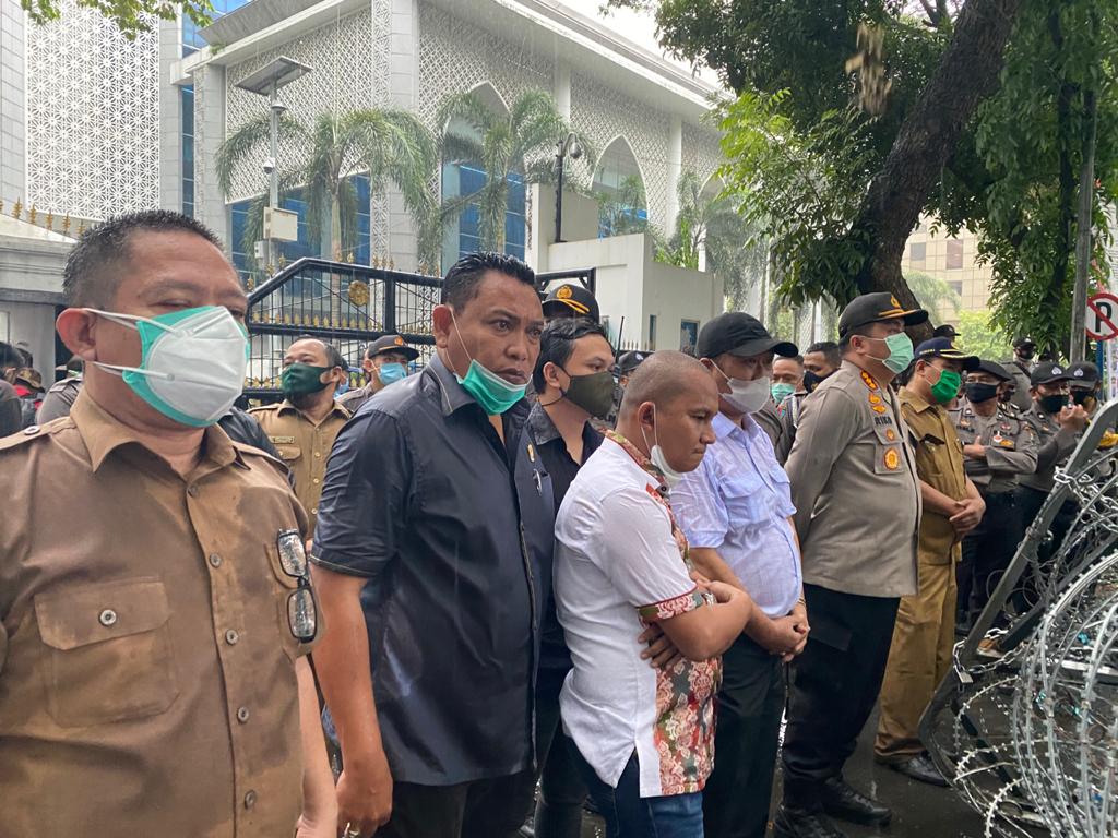 Wakil Ketua DPRD Sumut dan Kapolrestabes Medan “Hujan-hujanan” Temui Demonstran..!!
