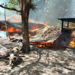 Dua Kelompok Warga Bentrok..!! Satu Tewas, Tujuh Rumah Dibakar..!!