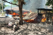 Dua Kelompok Warga Bentrok..!! Satu Tewas, Tujuh Rumah Dibakar..!!