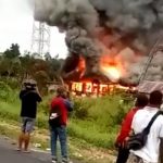 Mencekamm..!! Massa Ngamuk Bakar Kantor Disnaker..!!