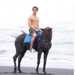 Seleb Asal Medan Naik Kuda Telanjang Dada di Pantai..!! Lesti Salfok ke Hal Lain..!!