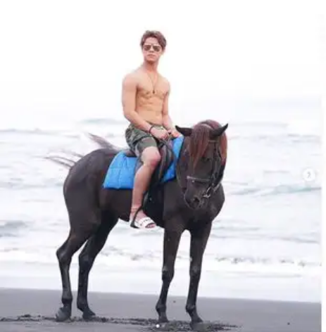 Seleb Asal Medan Naik Kuda Telanjang Dada di Pantai..!! Lesti Salfok ke Hal Lain..!!