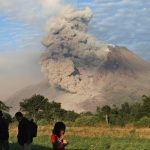 Lagii..!! Gunung Sinabung Erupsi…!! Semburkan Awan Panas 1,5 Km..!!
