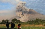 Lagii..!! Gunung Sinabung Erupsi…!! Semburkan Awan Panas 1,5 Km..!!