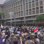 Ngerii..!! Bubarkan Demo FPI..!! Anggota Polri Berdarah-darah Dibacok Pakai Samurai..!!