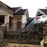 Ngerii..!! Diterjang Banjir, Mobil Sangkut di Pagar..!!