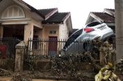 Ngerii..!! Diterjang Banjir, Mobil Sangkut di Pagar..!!