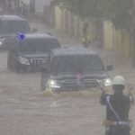 Woww..!! Mobil Presiden Jokowi “Berenang” Terobos Genangan Banjir..!!