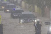Woww..!! Mobil Presiden Jokowi “Berenang” Terobos Genangan Banjir..!!