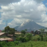 Gunung Sinabung Erupsi..!! Luncurkan Awan Panas Sejauh 2,5 Kilometer..!!