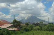 Gunung Sinabung Erupsi..!! Luncurkan Awan Panas Sejauh 2,5 Kilometer..!!