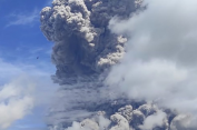 Uhuk…Uhukk..!! Awas Pall..!!  Sinabung Muntahkan Awan Panas Sejauh 2,5 Km..!!
