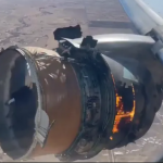Duarr…Mesin Meledak dan Terbakar di Udara..!! Kepingan Pesawat Berserakan..!! Boing 777-200 Mendarat Selamat..!!