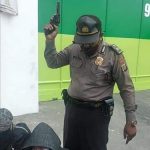 Duh..!! Oknum Perwira Polsek Hamparan Perak Acungkan Pistol Dekat Buruh yang Demo..!!
