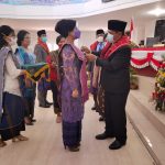Selamat Yaa..!! Bupati dan Wabup Sematkan Pin Satya Lencana kepada ASN Pemkab Karo..!!