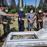 Jiarah ke Makam Pahlawan..!! Sampah dan Rumput Liar Sambut Bupati dan Wakil Bupati Karo..!! Staf Dinsos Habis “Dimarahi”..!!
