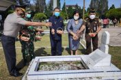 Jiarah ke Makam Pahlawan..!! Sampah dan Rumput Liar Sambut Bupati dan Wakil Bupati Karo..!! Staf Dinsos Habis “Dimarahi”..!!