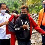 Woww…Luar Biasa..!! Kunjungi NTT..!! Presiden Jokowi Buka dan Pakaikan Jaket ke Pemuda Korban Banjir Bandang..!!