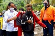 Woww…Luar Biasa..!! Kunjungi NTT..!! Presiden Jokowi Buka dan Pakaikan Jaket ke Pemuda Korban Banjir Bandang..!!