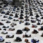 Suka Cita Warga Tarawih Perdana di Masjid Terbesar di Asia Tenggara..!!