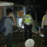 Mantap Pak Poll..!! Kapolsek Bangun Purba Ikut Bersihkan Rumah Warga Korban Puting Beliung..!!