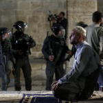 Kejam Kali Kau Israel..!! Orang Sembahyang Pun Kau Tembaki..!! Puluhan Warga Palestina Luka-luka..!!