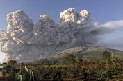 Uhuk..Uhukk..!! Sinabung Semburkan Awan Panas Setinggi 3500 Meter..!!