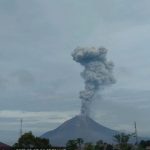 Kala Netizen Karo Bahas Oknum Ngaku Bisa Hentikan Erupsi Sinabung…Eee…Tiba-tiba Meletus..!!