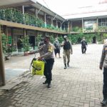Mantap Pak Poll..!! Polsek Medan Baru Semprot Gedung SD Cegah Penyebaran Corona..!!